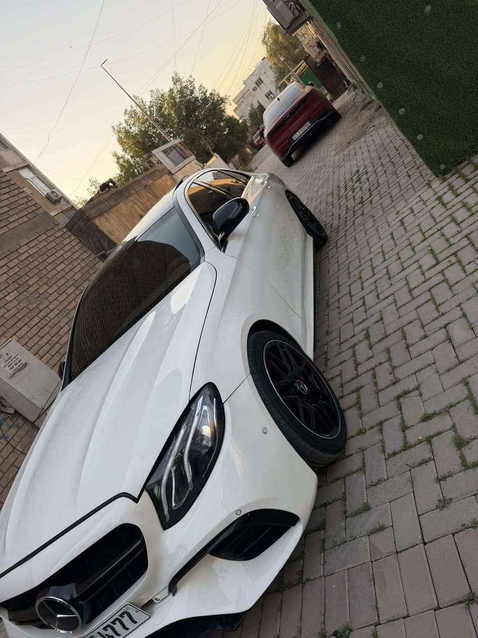 السلام عليكم مارسيدس E300   موديل 2017 بنوراما فول 1/1 السيارة داخل بيتنجاني عليها كت كامل AMG  وارد امريكي الحادث داخل المنشور سطحي وبسيط جداً صبغ جاملغ ايسر وباب السائق وبونيد .. اخوان السيارة بدون دواخل ولاًشواصي السعر المطلوب 24800$$ مجال موجود للشراي موجودة بمنطقة زيونة *********** ￼
