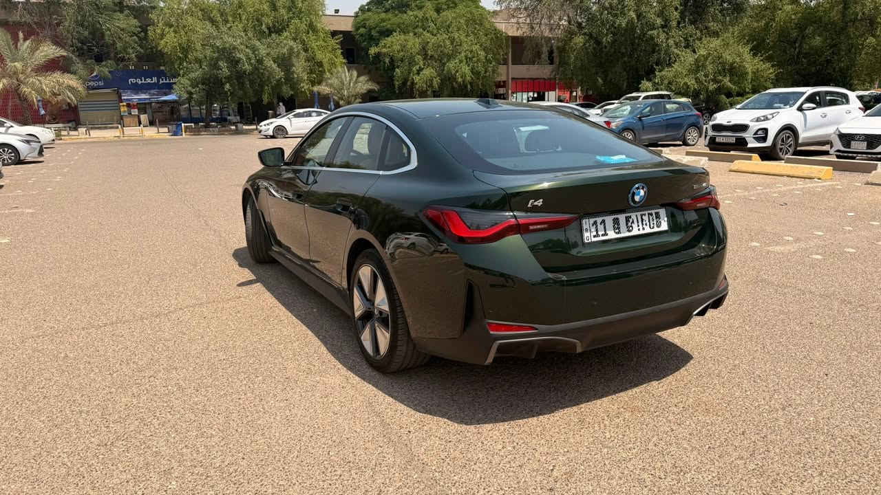 السلام عليكم 
بي ام دبليو BMW i4 Edrive40 2024
فل الكترك (كهرباء بالكامل) رقم بغداد - بجم كبس
الحجم الكبير بطاريه كبيره مو حجم 67 كيلو واط وانما 84 كيلو واط
المواصفات:
تشغيل تبريد بتوقيت معين بالوقت الي تريده تلقائيا
 وارد امريكي 
 لون اخضر
 محرك كهرباء 
 بطارية 84 كيلو واط / ساعة (الشحنه تمشي 400-450 كيلومتر حقيقي)
 بانوراما
 لايتات امامية متحركة عدسة Adaptive laser led 
 حساسات امامية وخلفية 
 رادات جانبية وامامية
 كاميرا 360 درجة
 توقف ذاتي (امامي وخلفي)
 تنبيه اصدام للمركبات وللاشخاص
 محدد ومثبت سرعة + تنبيه الخروج من المسار
 نظام الترفيه idrive 8 احدث نظام 
 ممكن عرض خريطة ويز على الشاشة الاماميه (امام السائق)
 المسافة المقطوعة 11 الف ميل 
 مقاعد كهرباء + تسخين مقاعد + تسخين مقود قيادة
 اوامر صوتيه في النظام الترفيهي 
 السرعة من 0-100 خلال 5 ثواني 
 حادث السيارة : الابواب الجانبية عكس السايق (تم تبديل الابواب بأبواب اصليه بلاديه) 
 السيارة جديدة جداً ونظيفة ومناقصها اي شي 
 مكان السيارة بغداد – العامرية
 
رقم الهاتف ***********
