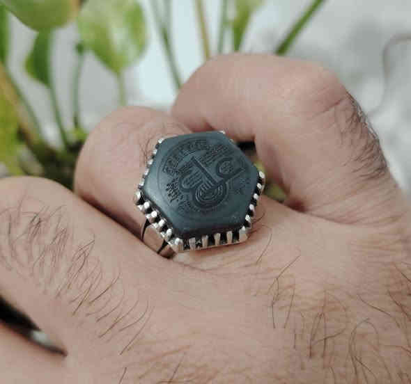 خاتم من حجر الحديد الصيني الطبيعي
صياغه ثقيلة وجميلة فضه عيار ٩٢٥
نقش عليه طلسم عين الإمام علي ع
يوجد توصيل إلى جميع المحافظات
التواصل ع الخاص او ع الواتساب ***********
