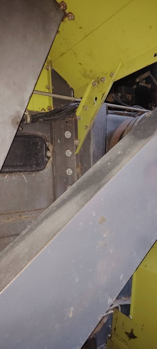 السلام عليكم حاصده كلاس للبيع موديل 2003.    ***********
