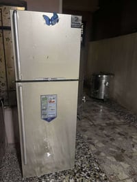 ثلاجه للبيع مستعمله نضيفه حجم ٢٠قدم/٢٠٠ ٠٧٧١٢٥٧٩٠٨٠