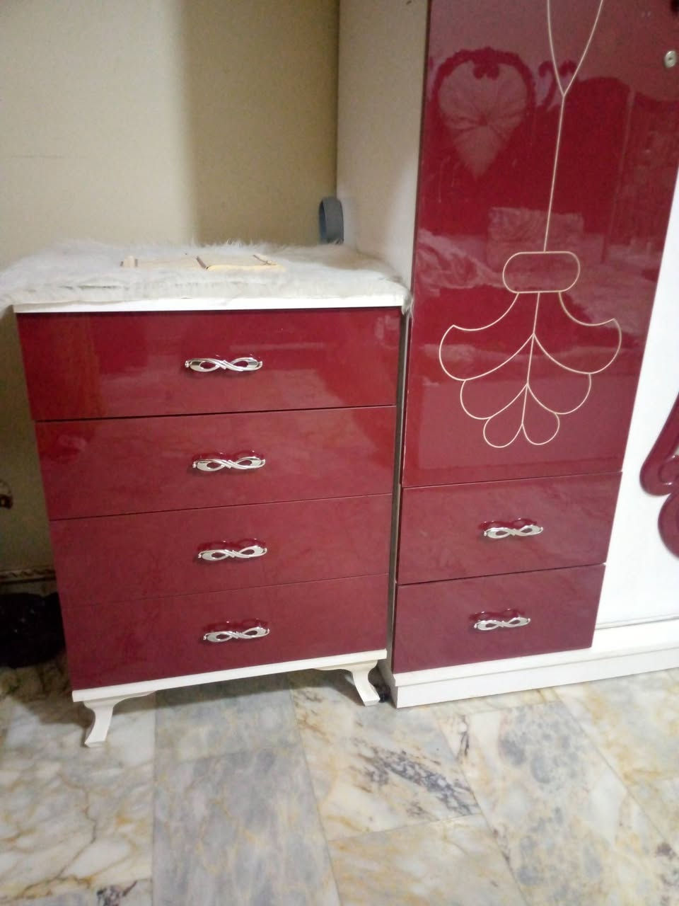 غرفة نوم للبيع نظيفة اي ضرر مابية اي ستفسار اتصل على رقم ***********
