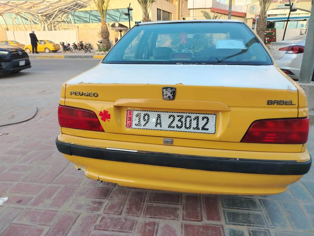 مستعجل عله بيعتها سياره  بارص حلوه وناصبه كير ومكينه وتدفئه وتبريد ودوشمه جديده و زوج تايرات بيها جديد 
٣٥ وبيها مجال السياره مال بيت مو بياع شره و ب اسمي
مكلف بل نشر لاستفسار الاتصال بل رقم
‪+964 774 947 0552‬

