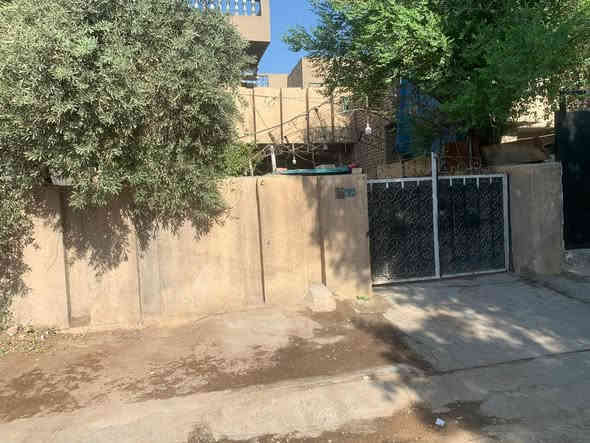 بيت للبيع البلديات- حي الرفاق المساحة ٢٠٠ م الواجهة ٨ م نزال ٢٥ يحتوي على كراج سيارتين وحديقة 
الطابق الاول يحتوي على استقبال ٤*٨ وغرفة نوم ٤*٥ وحمام شرقي وحمام غربي ومطبخ 
الطابق الثاني يحتوي على حمام غربي ومخزن وغرفتين نوم 
للاستفسار الاتصال على *********** ابو عسل يوجد واتس اب
