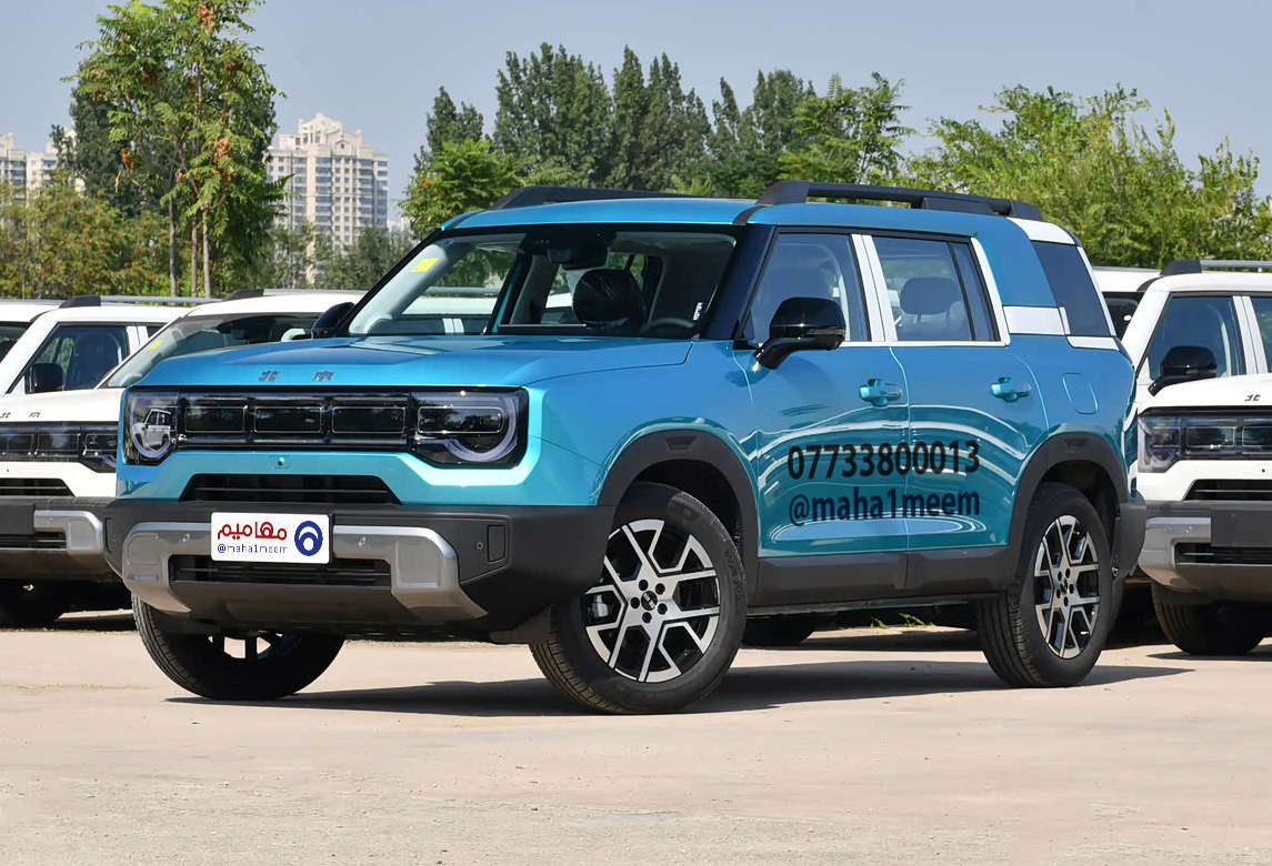 مختصر مفيد عن سيارة بايك - BJ30
موديل 2024 يجي فئتين هجين و3 فئات بنزين
موديل 2025 غير موجود
موديل 2026 تجي 4 فئات هجين و 3 فئات بنزين
____
راح نسولف بس على الهجين موديل 2026
السيارة هايبرد وليست بلكن هايبرد وانما هجين فقط
مناسبة للمدن اكثر من الطرق الخارجية

محرك البنزين 1.5 لتر تيربو قدرة 158 حصان

محرك الكهرباء للاقل فئة 177 حصان والبقية يكون 252 حصان

اقل فئة دفع امامي والبقية دفع رباعي.

القوة الحصانية القصوى لكل المحركات 335 حصان للاقل فئة والبقية 409 حصان

كل الفئات تجي بطارية ثلاثية (NCA) او NCM تتحسس جدًا من الحرارة العالية فهي اضعف من ناحية الامان والعمر وتحمّل درجة الحرارة مقارنة ببطارية سيارات BYD ليثيوم فوسوفات الحديد.
لكنها افضل من بطاريات BYD فقط من ناحية المدى.

التهوية والتدفئة للمقاعد الامامية ما تجي الا بفئة واحدة.
وفتين تجي بس تدفئة مقاعد امامية بدون تهوية.

الناقل يجي DHT أبو سرعتين مو مثل BYD يكون E-CVT. يعني اقوى من BYD.

كل الفئات ما بيهن داش كام عدا فئة واحدة.

عدد الكاميرات = 5

كل الفئات ما بيهن شحن لا سلكي عدا فئة واحدة.

أوكتان البنزين = 92
____________________
مختصر الكلام: السيارة مواصفات ممتازة مقارنة مع السعر وابرز ميزتين هي الدفع الرباعي والقوة الحصانية، والعيب الوحيد ربما البطارية فقط.

لتفاصيل أكثر:
*********** واتساب
