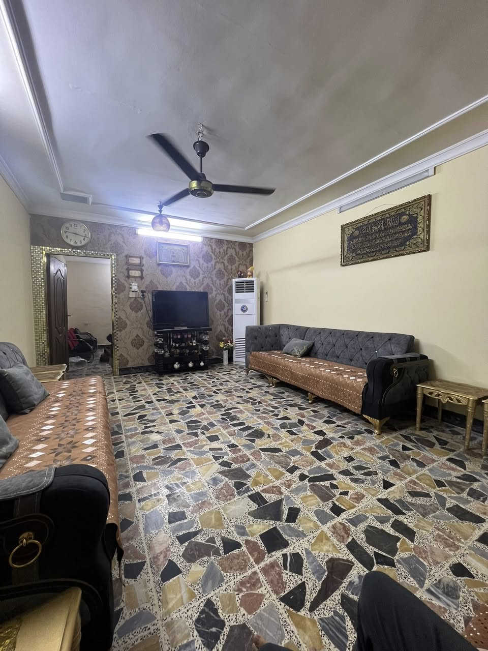 السلام عليكم بيت لبيع بغداد الجديده قرب جامع عرفات 
مساحه البيت 153 متر الواجهه 6 وربع والنزل 25 
يحتوي البيت على 5 غرف نوم  ومطابخ 3 وصحيات 2 
الاستفسار *********** واتساب موجود
