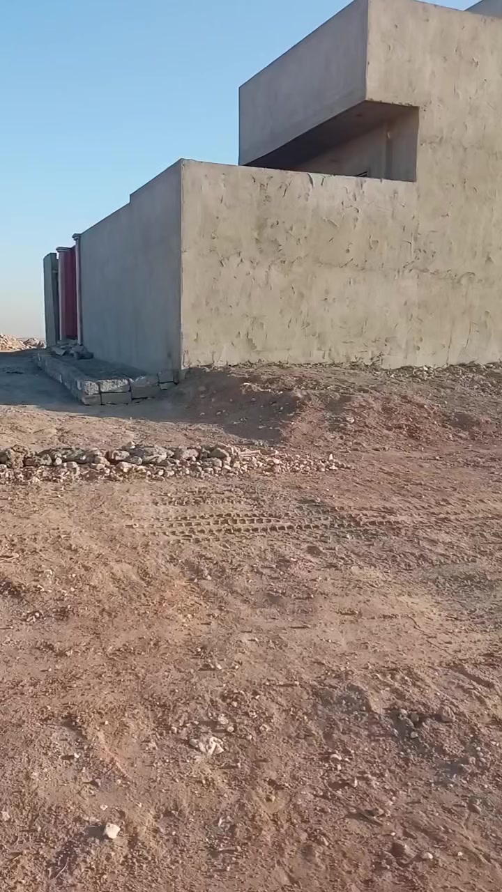 ارض للبيع مساحة 200م بيها وصل بلدية منطقة العبور مزملات نهاية المدخل الثاني سعرها 10 بيها مجال تواصل خاص او ع رقم ***********
