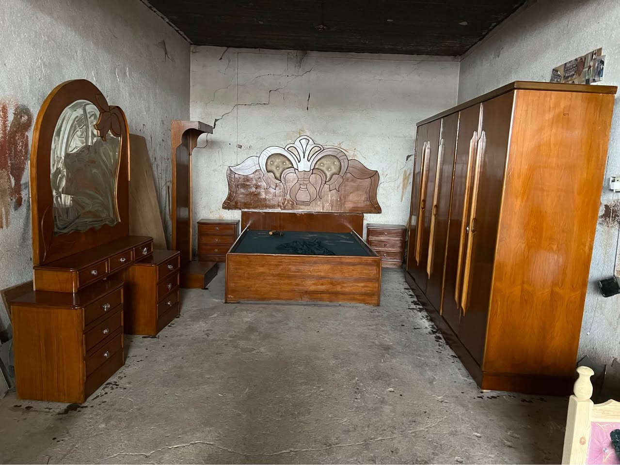 غرف نوم صاج داخل وخارج عدد 3
المكان بابل قضاء المحاويل معسكر المحاويل البوابه الشماليه بتجاه بغداد 
يوجد لدينا خدمة توصيل 
للاستفسار الاتصال على الرقم التالي *********** او التواصل عبر الواتساب برقم الاشيا حلة, بابل
