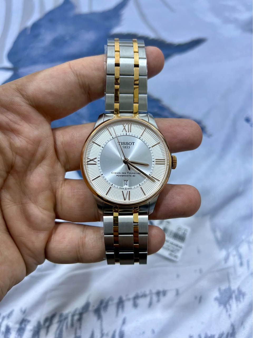 Tissot Chemin des Tourelles ساعة

 ساعة تبسوت اصليه تجمع بين الأناقة الكلاسيكية والدقّة السويسرية، من طراز Tissot Chemin des Tourelles Powermatic 80.
تصميم راقٍ باللون الفضي والذهبي الوردي، وساعة تعمل بنظام أوتوماتيك بمحرك Powermatic 80 الذي يمنحك احتياط طاقة يصل إلى 80 ساعة 

 المواصفات:
 •  النظام: أوتوماتيك (Powermatic 80)
 •  اللون: سيلفر مع لمسات ذهبي وردي
 •  الهيكل والسوار: ستانلس ستيل ثنائي اللون
 • قطر الساعه : 42
 •  مقاومة للماء

 السعر: 900 الف
 للتواصل: عبر الخاص او واتس اب
*********** بغداد, العراق
