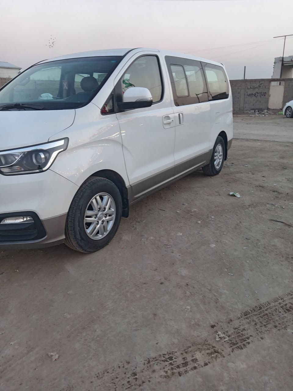 السلام عليكم استاركس ٢١مكفوله من الصبغ والضربه والبارد رقم أربيل دولي بسمي مكاني بغداد ماشيه ١٣٠ الف الاتصال على الرقم ***********
