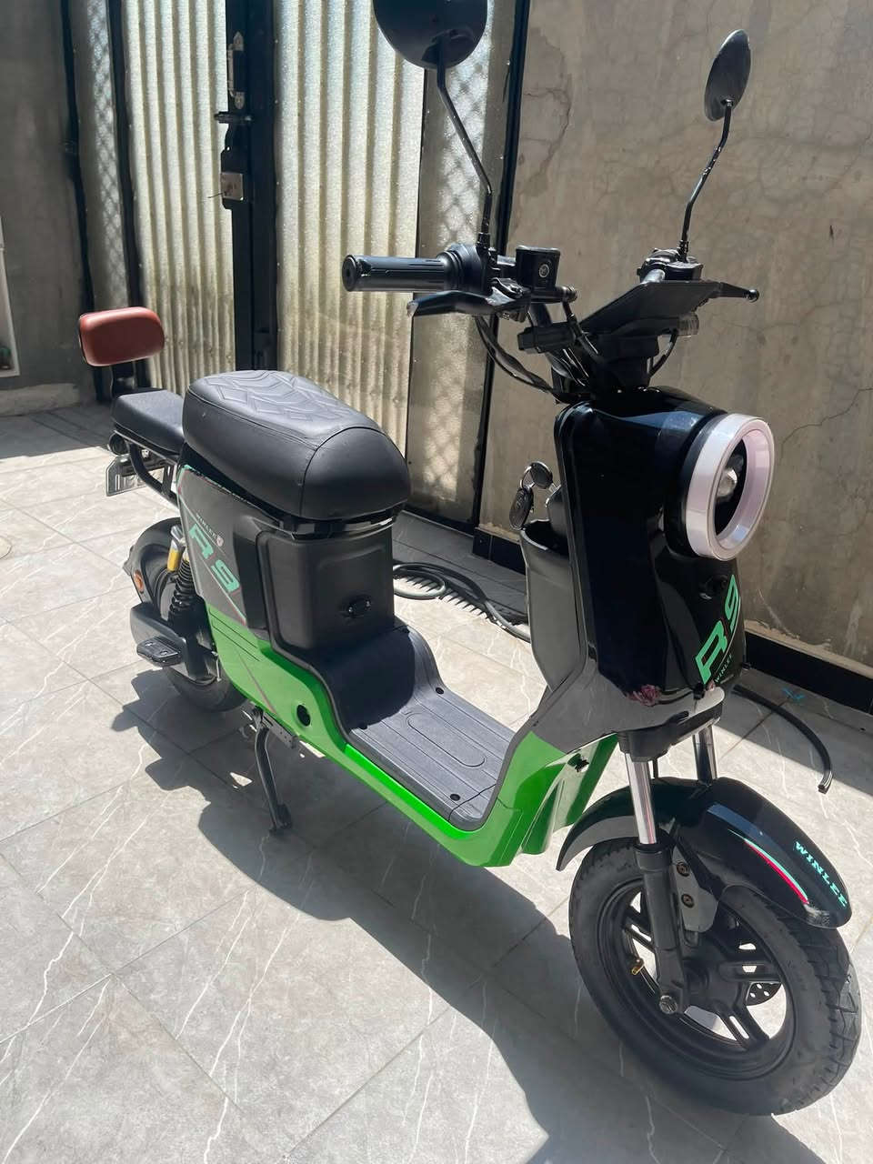 سلام عليكم R9 للبيع
البصره القبله
***********
سعر 300بيه مجال 

فقط الكفر مكسور
