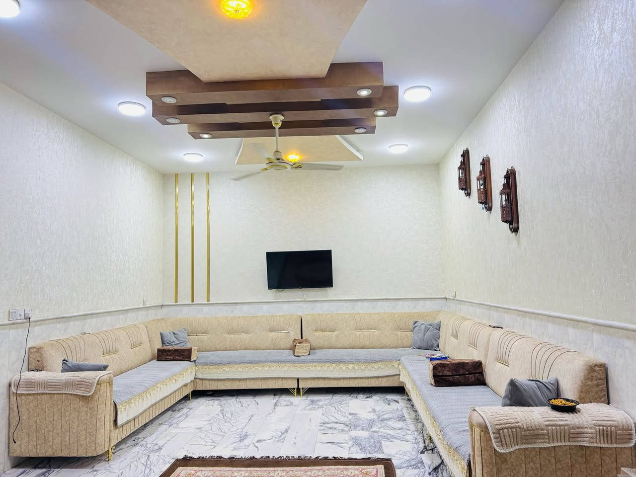 🏡 دار للبيع – طابو صرف
مساحة 200م | واجهة 10م | نزال 20م
طابقين بناء حديث درجة أولى ✨

🔹 التفاصيل:
▪️ الطابق الأول: غرفة نوم كبيرة، صالة واسعة، مطبخ، كليدور كبير، مجمع صحيات، كراج، حديقة 🌿
▪️ الطابق الثاني: غرفتا نوم، كليدور، مجمع صحيات

📍 الموقع: شارع 80 – محيزم 4 – قرب مدرسة زهور بابل
📞 للاستفسار: *********** / ***********
