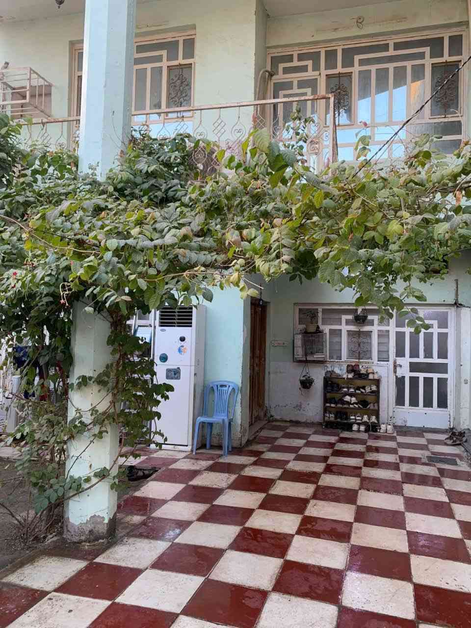 مساحه 190 متر 
3طابق

الطابق الاول صالة وكلدور وغرفة ومجمع صحيات 

الطابق الثاني غرفتين+ هول كبير وسطح ومخزن ومجمع 
صحيات

الطابق الثالث بيتونه وسطح جبير
  📍الموقع بستان الحلو 
للاستفسار واتساب 📞
***********
