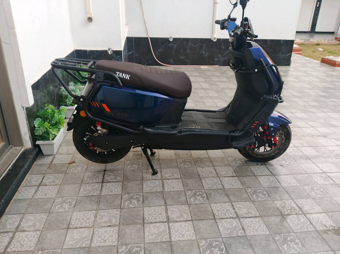 دراجة كهربائية أنيقة وجديدة لم تستعمل كثيراً. اللون أزرق براق مع تصميم رائع ومظهر ملفت. مثالية للتنقل اليومي وفي حالة ممتازة. مناسبة جداً للتجوال داخل المدينة. تأتي بمقاعد مريحة وتوفر قيادة مستقرة وآمنة.