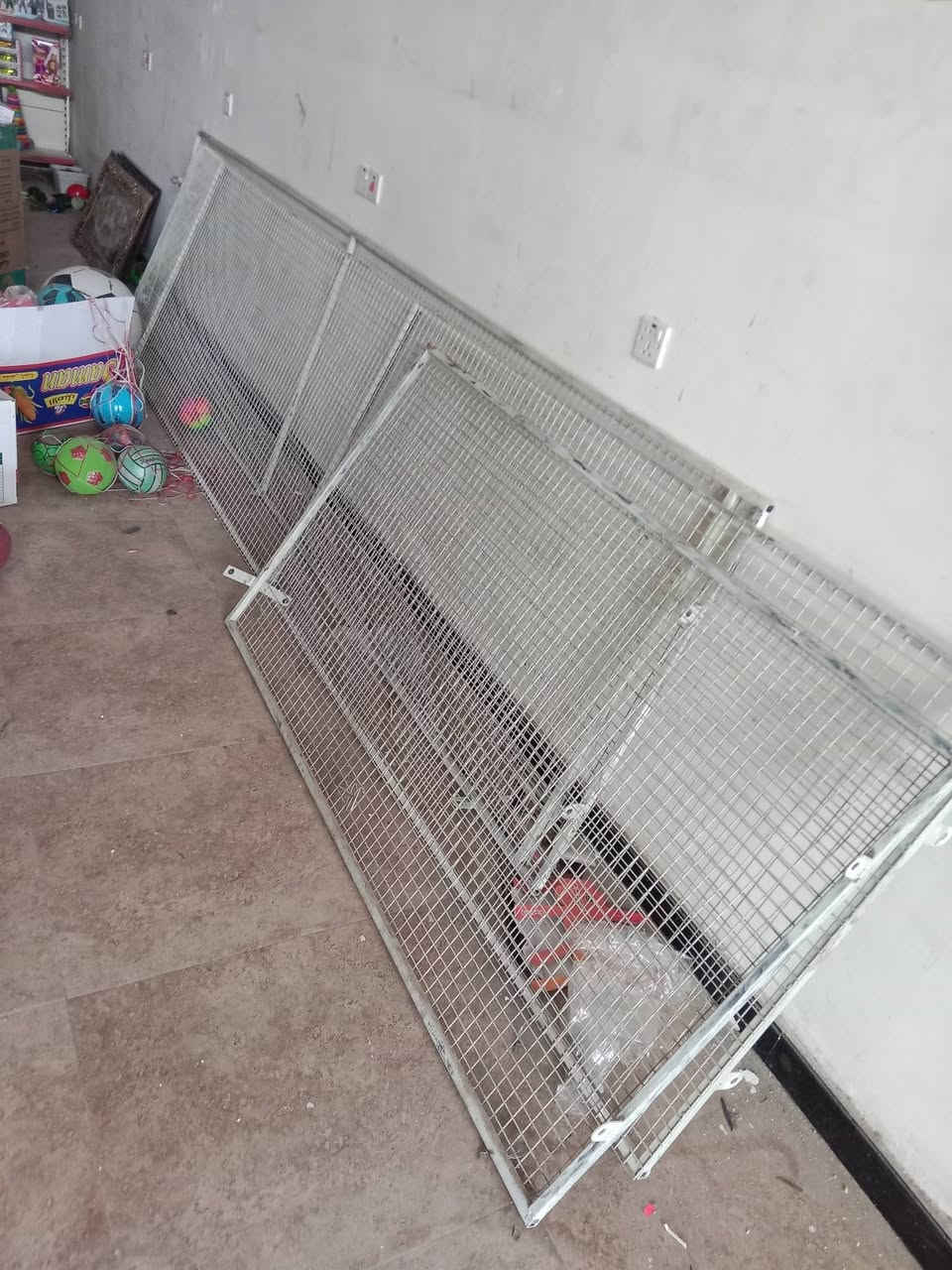 السلام عليكم عندي بضاعه مجمع تجاري كلشي وكلاشي للبيع بضاعه متفرقه كما واضح بل صورةباترينات رفوف وسفن رفوف ***********
