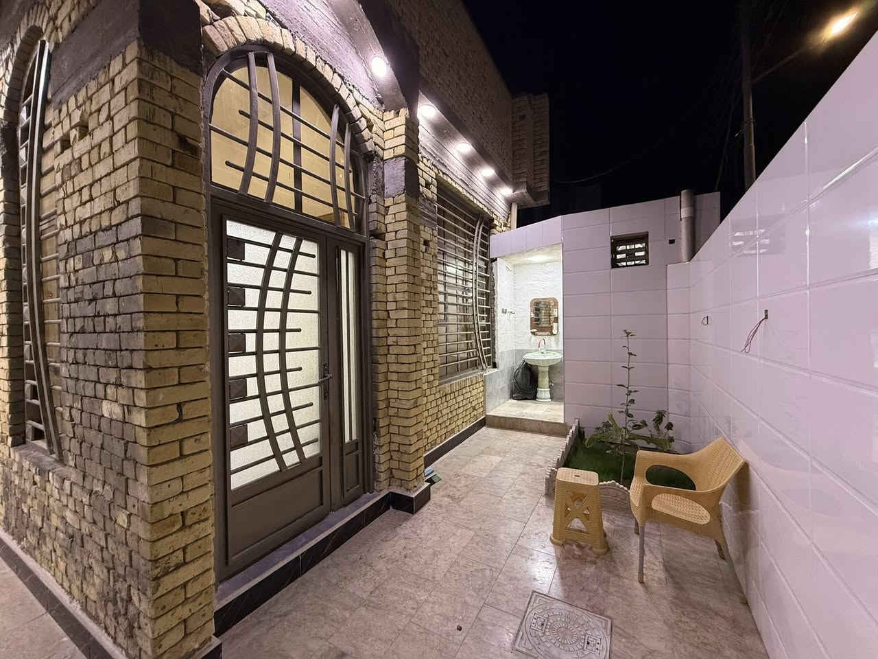 دار للبيع المساحه ٢٠٠ م
بناء جديد 
رقم بلدية
دور الشرطة ال (74)
قرب الجملونات الزرگ
***********
