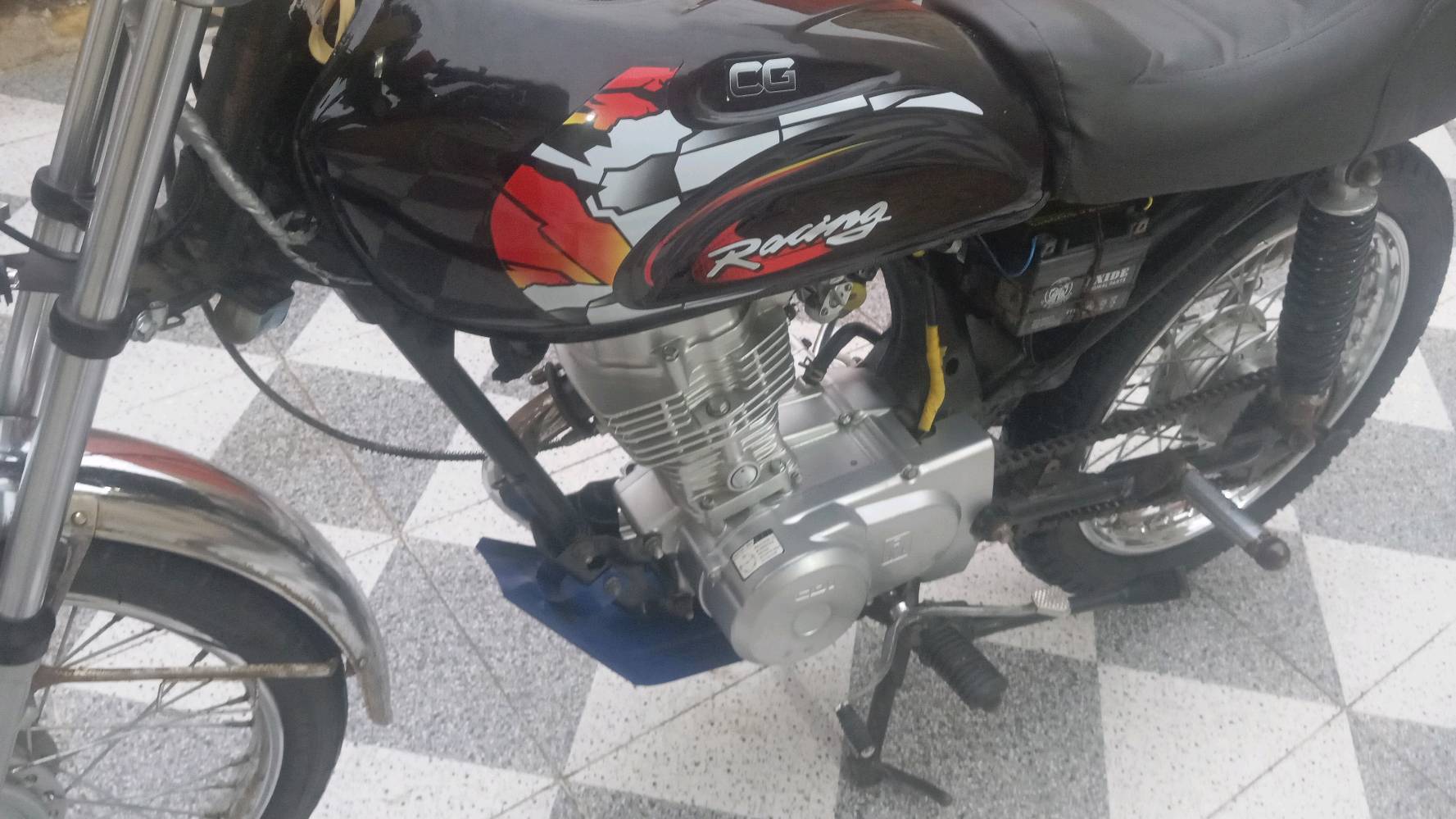 السَلٱمٌ عـَلـْيگمّ-ۈرحـْمّـٌة ٱللـّہ ﯙبُرگـّاتہ
للبيع دراجه نامه شلامجه اوراق اصولي.  
ثالث تبديله دهن الها 
دهن دراجه امزويل 
بيها مكينه. طَيٓرًآنٌ بشارع
دراجه شكلها شويه تُعباُنٌ   اطلع بيها يوم و10 ايام ماطلع بيها.
سعر م̷ـــِْن الاخير 800 قفل.
ناصريه مركز
***********
