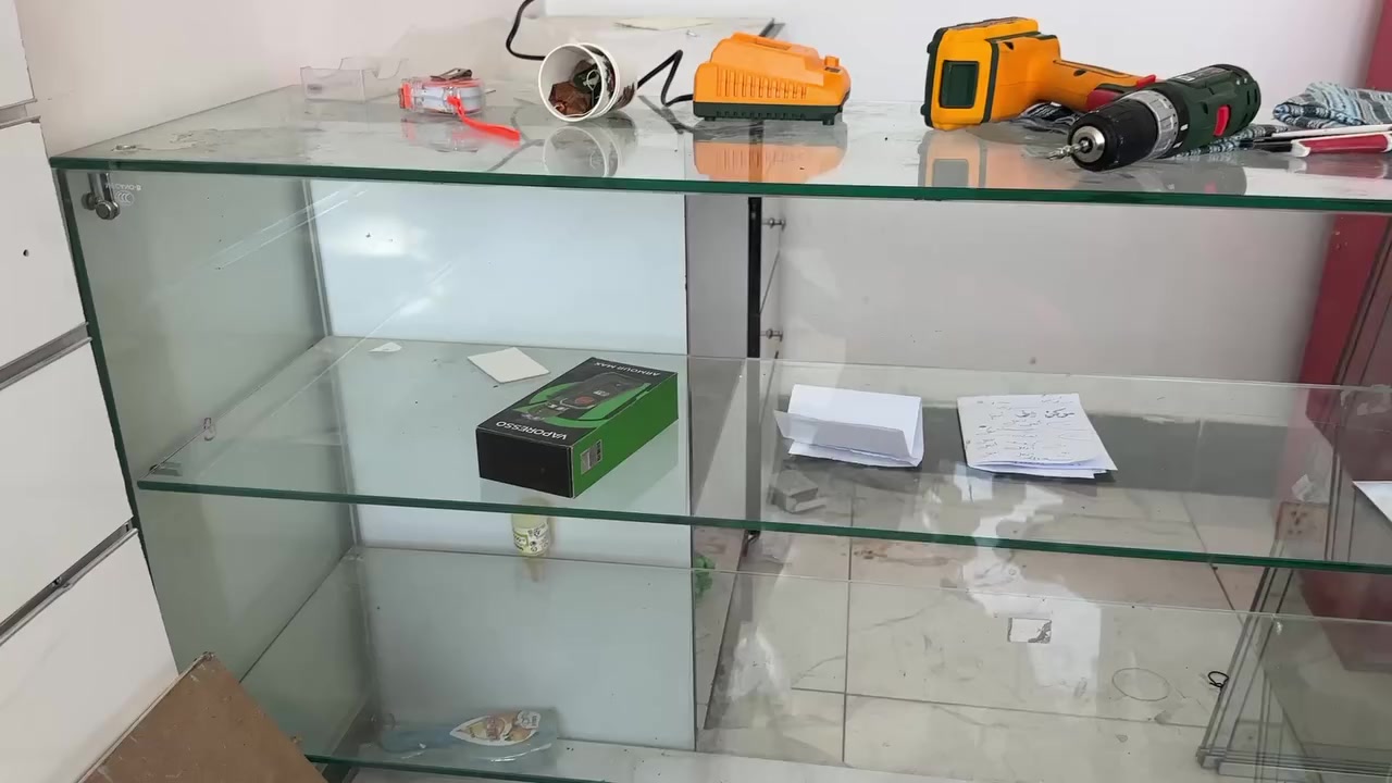 ميز زجاجي عدد /٢
معرض زجاجي عدد/٢
ميز زجاجي طويل عدد/١
فاترينات عدد /٢
ميز ونفس الوقت معرض عدد/١
رفوف تعليق عدد/٤
لوحة تعليق عدد/١


**إذا كنت صاحب هذا الإعلان وتريد حذفه لأي سبب، رجاءا أرسل رسالة إلى الدعم الفني**