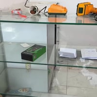 ميز زجاجي ٢ • فاترينات ٢ • رفوف تعليق ٤