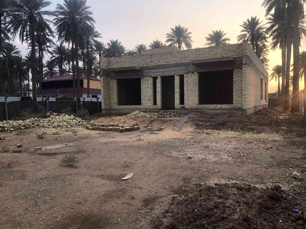 السلام عليكم هيكل للبيع المساحة الكلية ٧٧٥ متر الواجهة ١٦.٥ متر النزال ٤٧ متر الموقع الدورة البوعيثة قرب جامع التوبة يبعد عن السدة ٣٠٠ متر للستفسار الاتصال على رقم صاحب الدار *********** متوفر واتساب
