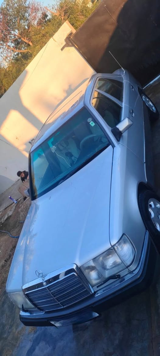 اخوان مارسدس جديدة مثل ما واضح بل صورة موديل 89 محدث 91 السيارة رقم سليمانية بسمي  مال جناي كلش نضيفة /
 مواصفات  محرك بطة ثنين ونص 
قواعد بلادي 
بدون اي خياس 
قطرة معجون مابيه 
جام كهربائي 
سنتر لك 
تبريد شغال 
السيارة جاهزة دينار ماتصرف عليه 
باركورد بانزين بيه 
مابيه ولا دينار غرامات 
قبل سبوع مسوي هزة وبراد 
السيارة موجودة اب جلولاء 
سعر السيارة 60 وبيه مجال 
مبايل ***********
