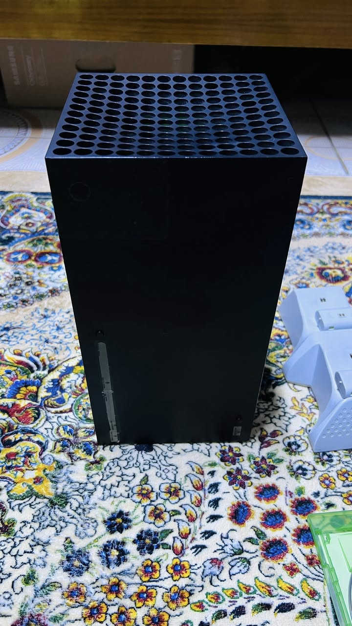 السلام عليكم  
للبيع Xbox Series X نسخة يابانية، إصدار 2022. الجهاز نظيف جداً وشبه جديد، استعمال خفيف.

يأتي معه:  
- 3 أقراص ألعاب  
- ألعاب محمّلة داخل الجهاز (من ضمنها Ark Raiders)  
- بطاريتان مع قاعدة شحن  
- شاشة قياس 24 بوصة بتردد 166Hz

📍 الموقع: بغداد – الزعفرانية  
💰 السعر: 650 

للجادين فقط، الجهاز جاهز للاستلام


**إذا كنت صاحب هذا الإعلان وتريد حذفه لأي سبب، رجاءا أرسل رسالة إلى الدعم الفني**