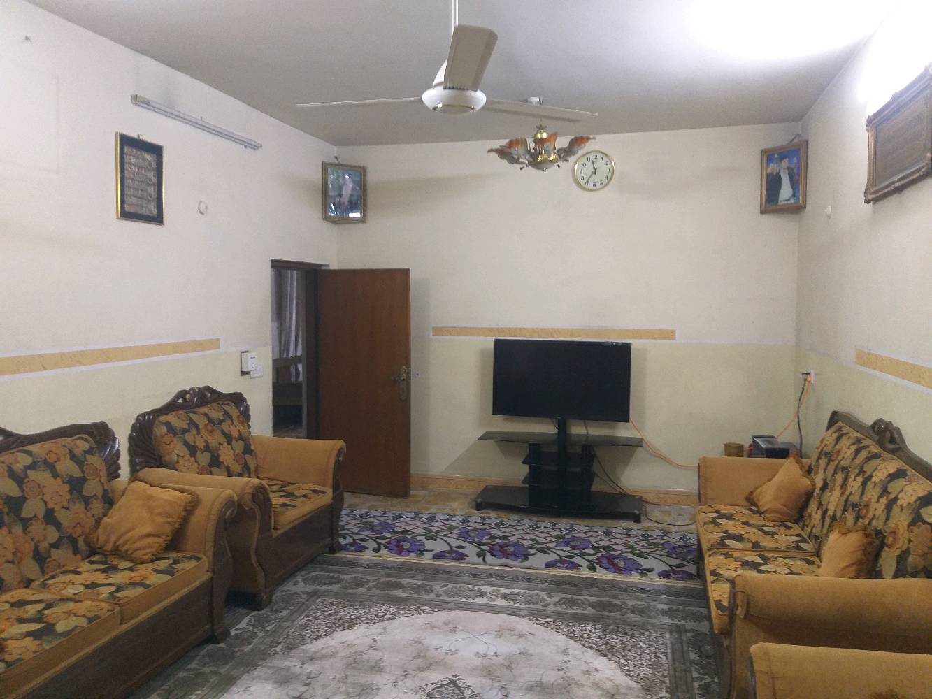 بيت زراعي ٢٠٠ متر منطقة البلديات شارع المرور قرب دائرة الفحص المروري
البيت طابقين يحتوي على ست غرف نوم ، غرفتين في الطابق الارضي والاربعة الباقية في الطابق الثاني 
غرفة الاستقبال 7×4
صالة عدد اثنين فوگ وجوة
الخدمات حمام فوگ وحمام جوة
تاريخ بناء البيت 2010 

السعر ٢١٠ مليون قابل للتفاوض .
للاستفسار اكثر الاتصال او مراسلة وات ساب ، على الرقم ادناه ***********