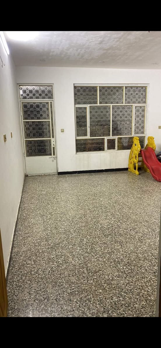 بيت 100متر لبيع
طابقين كامل الخدمات
بلديات شارع جامع سيد صلاح 
الاستفار ***********
متواجد خاص 
متواجد واتساب
