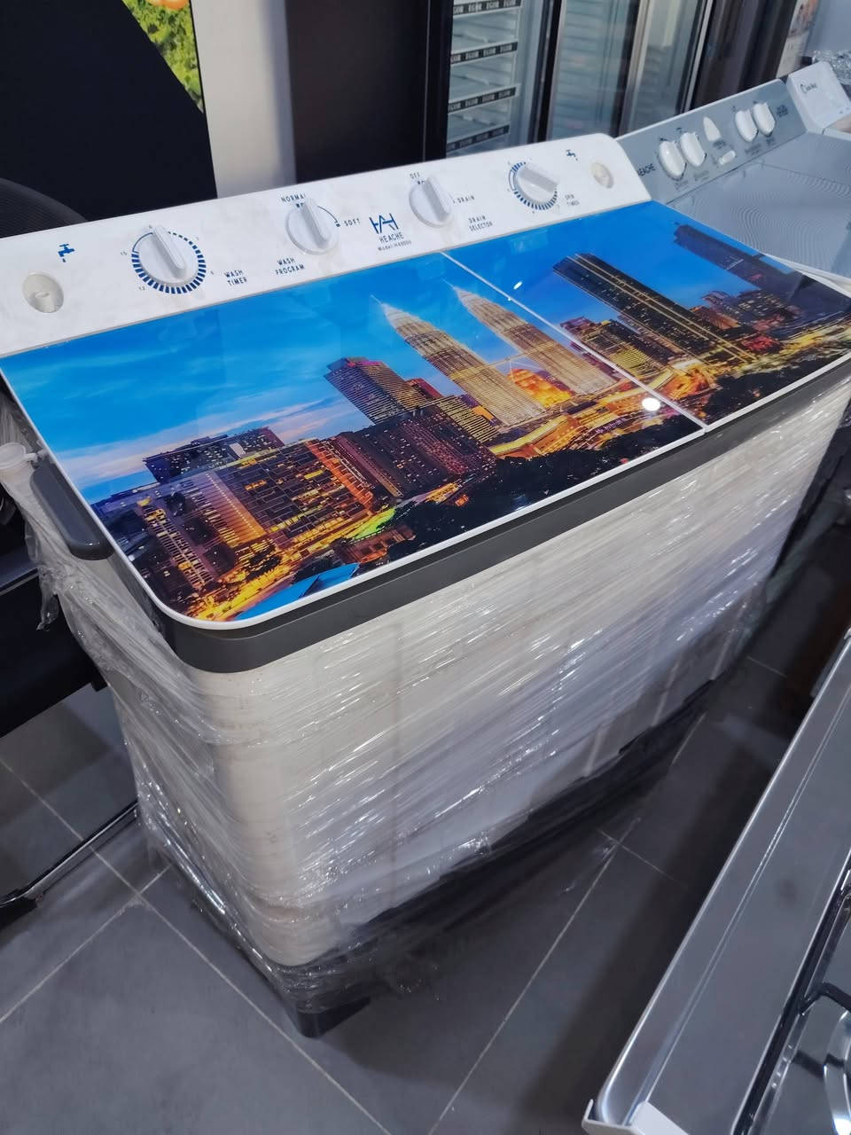 غراض لبيع العنوان سرجنار شارع ابو سناء مجاور فندق برج الحياة رقم موبايل *********** وتساب
