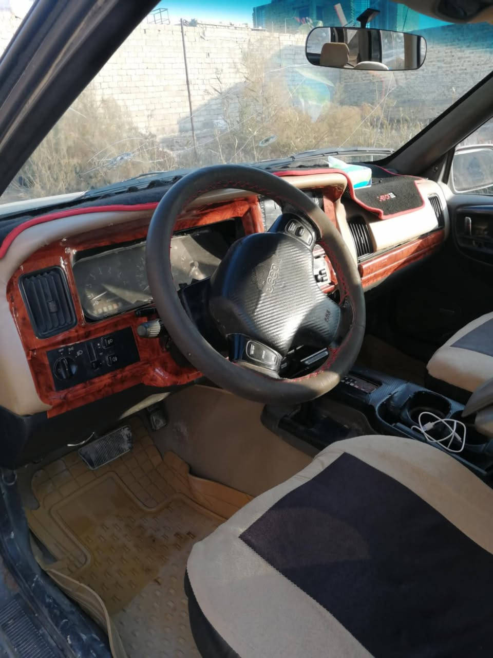 سلام عليكم خوان جيب شيركي مديل 96 محور فيفيتي 2500 مصبوغ جامليه لا خياس ولا معجون ولا ضربه مكفول رقم نينوى مشروع وطني عندي بيه وكاله عامه السعر 45 ورقه بيه مجال العنوان ذي قار الشطره رقم تلفون ***********
