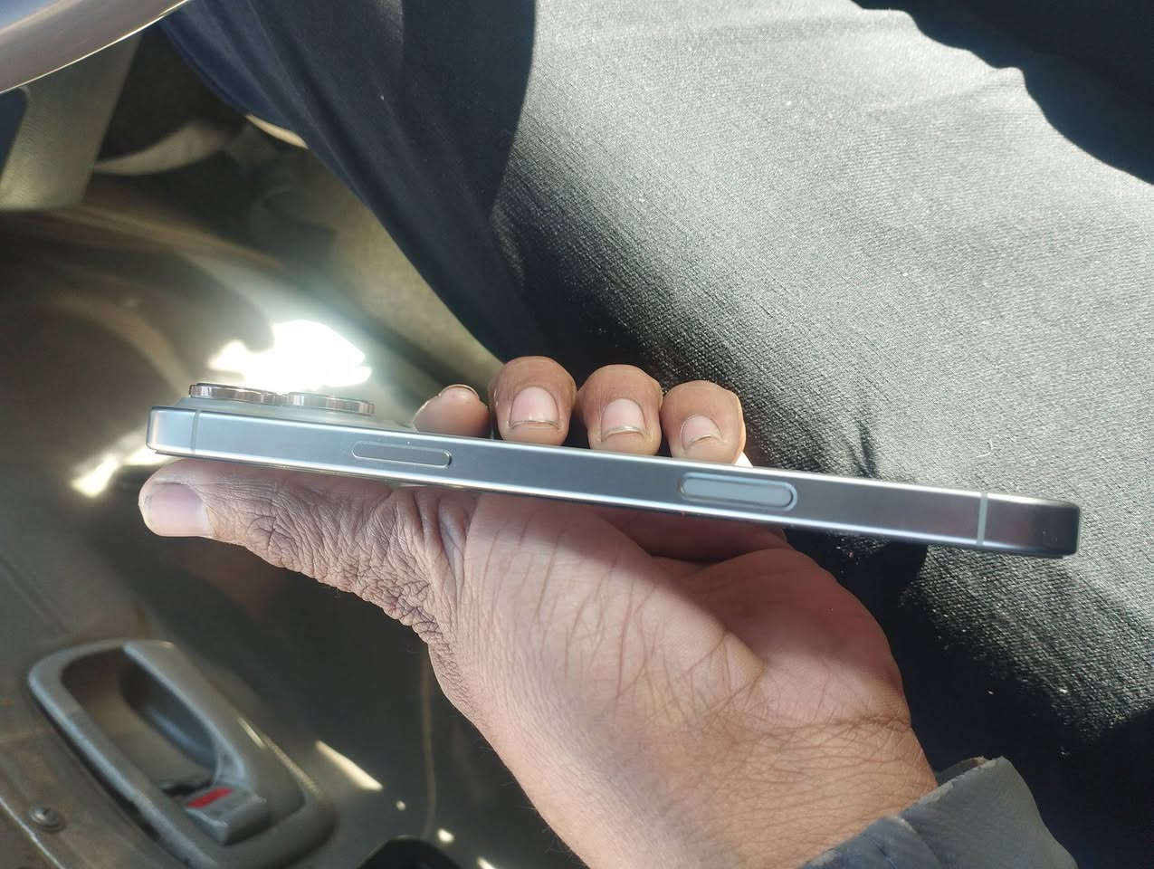 ايفون 16بروماكس نضافه 100 لون تيتانيوم شرق اوسط بطاريه 100عدد دورات شحن 65 كامل ملحقاته ***********عنوان كربلاء سعرمليون 400قفل
