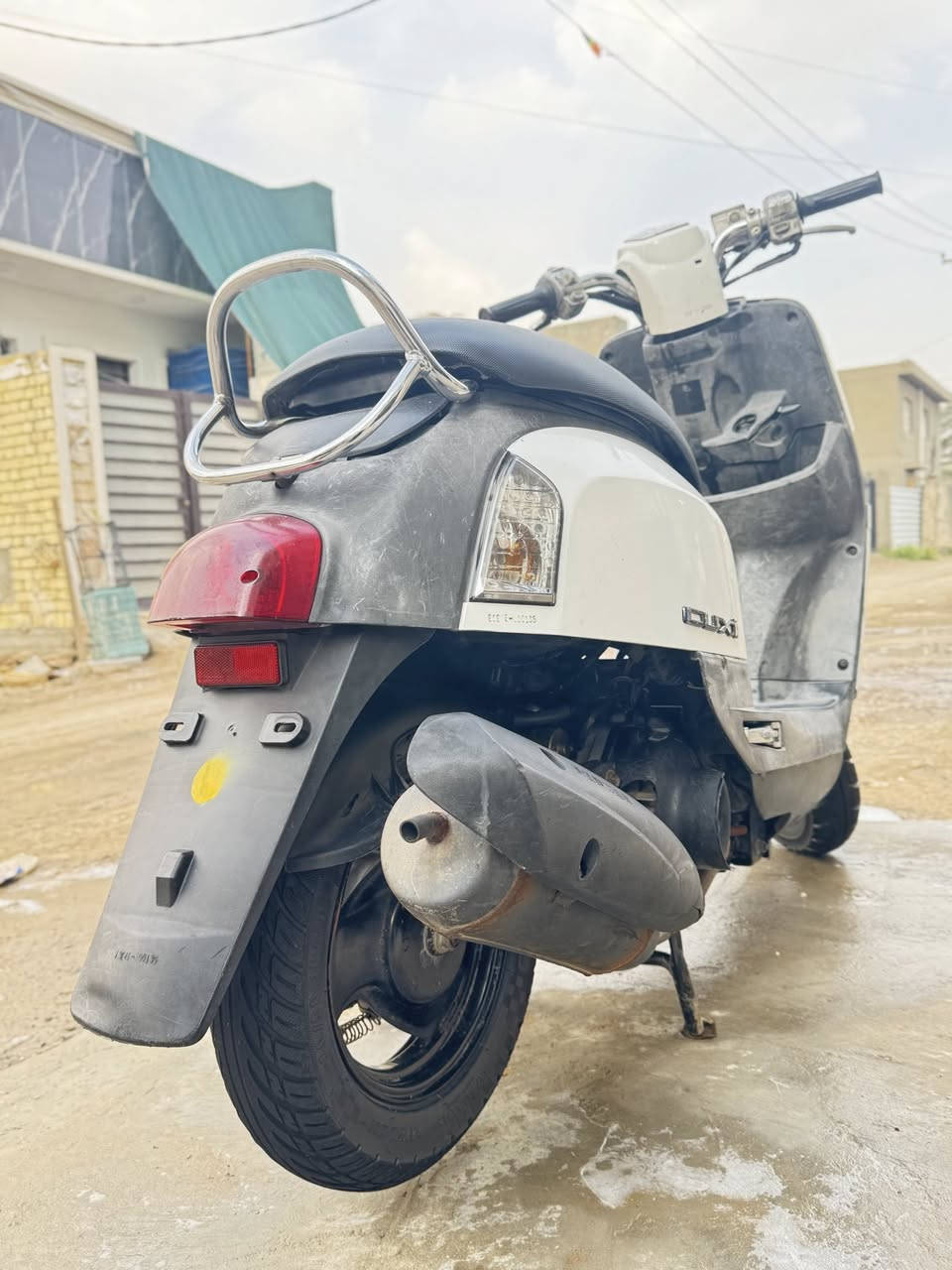 السلام عليكم دراجه ماكس بوليسي بلاديه دراجه نوزل كهربائياتها كلها شغاله نكره سلف مابيه نقص دراجه  ختم واحد كفرات وسوادات ومكينته دراجه ملحه ما ملعوب بيها اوراقها موجوده ووصل المعرض موجود سعر 625مكاني بغداد الدوره ابودشير***********
