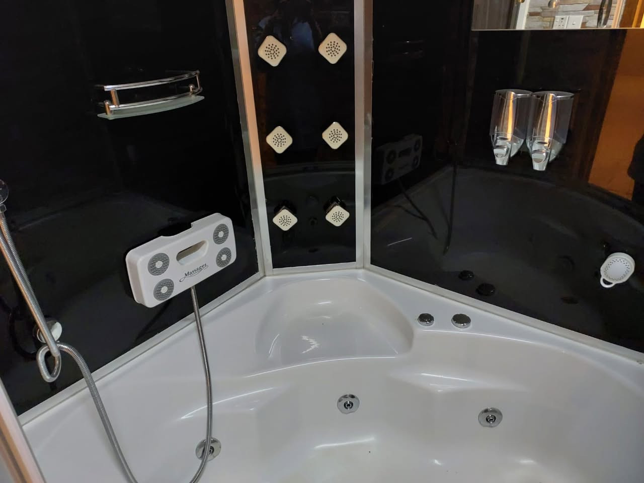 من رخصة الادمن مكلفة بالنشر ،شاور متكامل مع جاكوزي مع جهاز بخار يوجد داخله:
اناره/جرس /راديو /مرآة
حجم كبير نظيف جدا استخدام قليل(من هوم اسطنبول ).
قياسات الشور:
ارتفاع 2 متر و14 سم
عمق 2 متر
عرض الوجه 2متر
عرض الضلع 85 بي ضلعين لكل واحد 85.
بسعر مناسب جدا :٥٠٠ د.ع للتواصل رقم الوتساب 
***********
