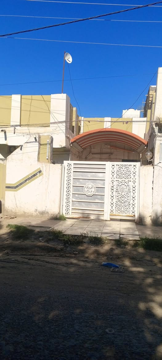 دار للبيع طابو صرف المساحة 200م العنوان الحمزة الغربي حي العسكري مقابيل المتنزه قرب مولده ابو جيهان خدمات ماء وكهرباء وتبليط ومجاري الاستفسار الاتصال على الرقم *********** يتكون من غرفتين وصاله ومطبخ واستقبال وصحيات داخلية وخارجية وكراج سيارة البناء طابوك والسطح عكاده
