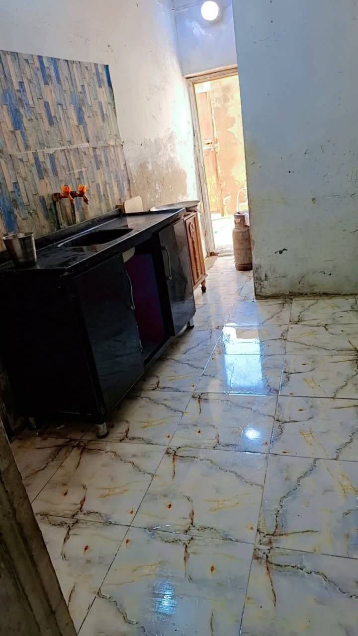 السلام عليكم.  دار للبيع . طابو ملك صرف. المساحه80متر. بيت طابقين. يحتوي على3غرف نوم. واستقبال. وصاله. الخدمات:  كهرباء متنقطع 24ساعه.  مي جاري وتبليط الشوارع وسوق قريب يبعد5د. والدار قريب جدآ علشارع. ملاحظة السعر جداً مناسب للاستفسار . واتساب*********** العنوان  السياحي حي العسكري قرب مقبرة المسيح
@الجميع
