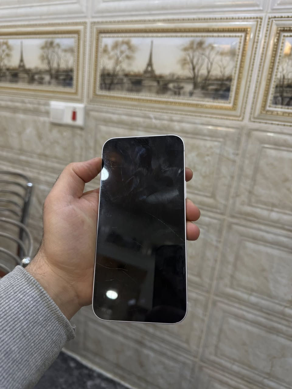 سلام عليكم
ايفون ١٤ بلص 
ذاكره ١٢٨
بطاريه ٩٠
نموذج m
لون بنفسجي
الجهاز مقفول سيم كارت يعني بدون شريحه 
يعني ماتكدر تخلي لاشريحه الكترونيه ولا عاديه 
الشاشه بيه زلوغ تخليلك شاشه مضلله ينتهي كلشي 
سعر ٣٥٠ الف قفل 
***********
