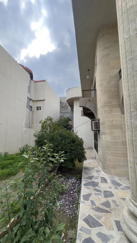 دار مميز للايجار في حي النور قرب سايدين مسجد عائشة 
مساحة الدار 600 متر 
يحتوي على كراج كبير وحديقة وعلى طابقين بمجموع ٨ غرف مع سويت وصالات مفتوحة واستقبال ومطبخ وصحيات

للاستفسار اكثر الاتصال بمكتب صفوان السنجاري 
او الاتصال على الارقام التالية 
***********
***********
