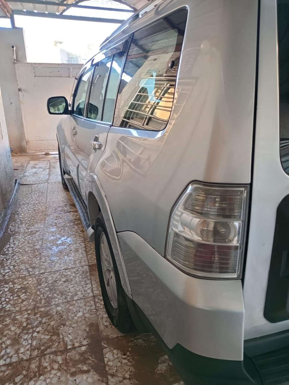 السلام عليكم باجيرو  ٢٠٠٨ بيها جاملغ فقط وارد خليجي بيها صبغ عام اثر جراد وصورها قبل الصبغ موجوده مري شفط ويه الريموت شاشه كأمره تبريد تدفئة ٣ قطع 7 راكب مصبوغه جماليه لان جارده والباقي كفاله
السعر 97 وبيها مجال بسيط 
هذا رقمي ***********
