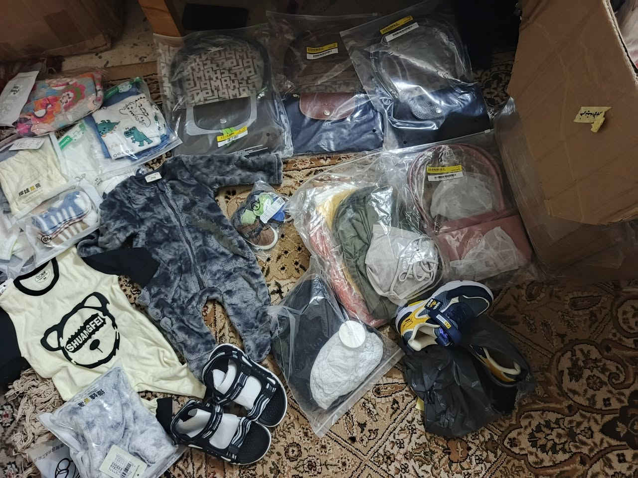 ملابس اطفال +ملابس نسائيه +جنط نسائي +احذيه اطفال +ملابس داخليه نسائيه شلع سعر قطعه 2ونص كله جديد واتساب ***********
