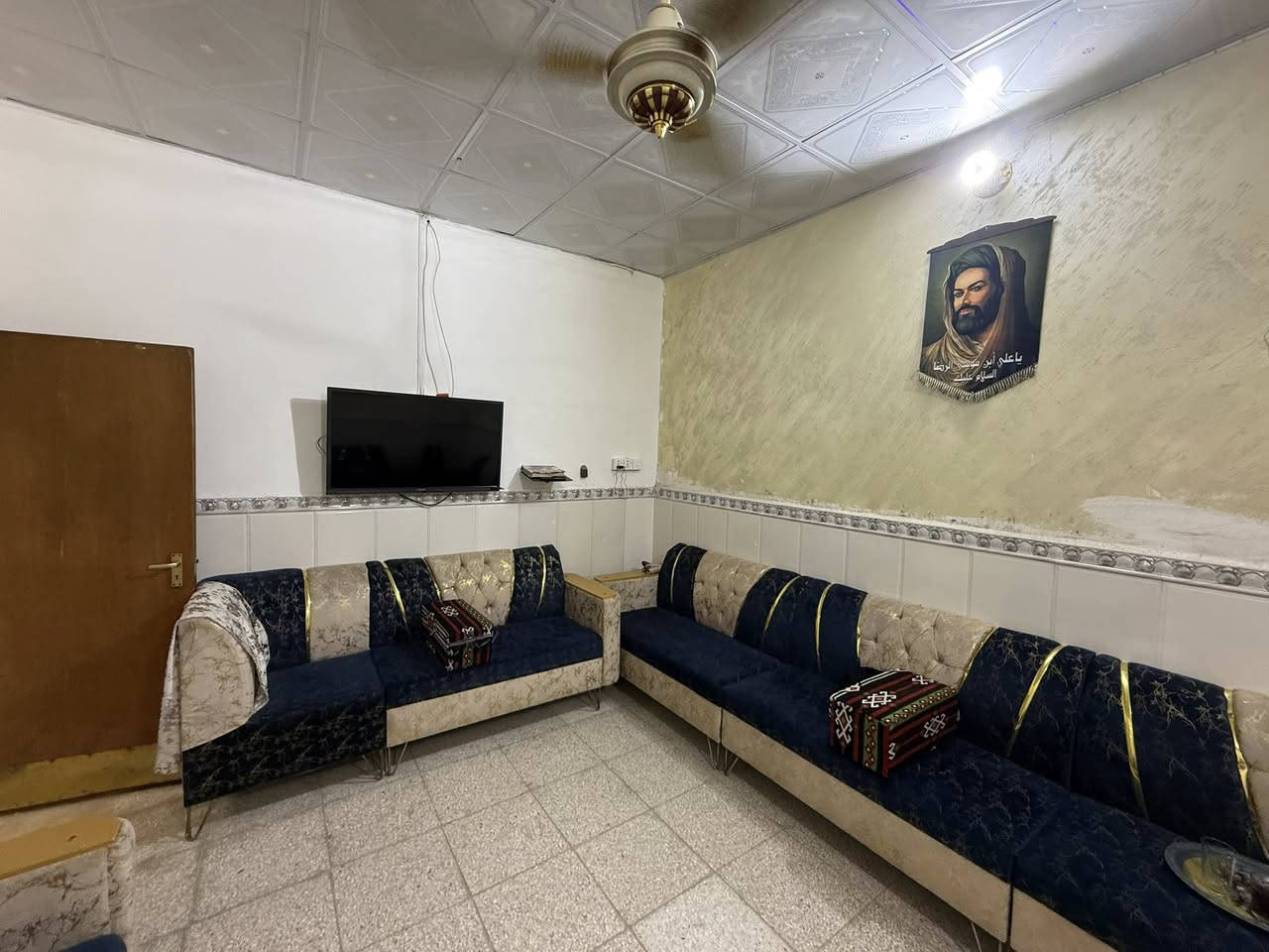 يعلن مكتب الاخوين للعقار عن بيع دار  مساحه144متر بناء قديم نضيف الموقع مدينه الصدر  {قطاع  1}   طابقين عكاده ارتفاع السقف ٣متر الطابق الاول يحتوي على استقبال ومطبخ {2  نوم }والطابق الثاني {٢ نوم  } للاستفسار***********    ابو احمد
