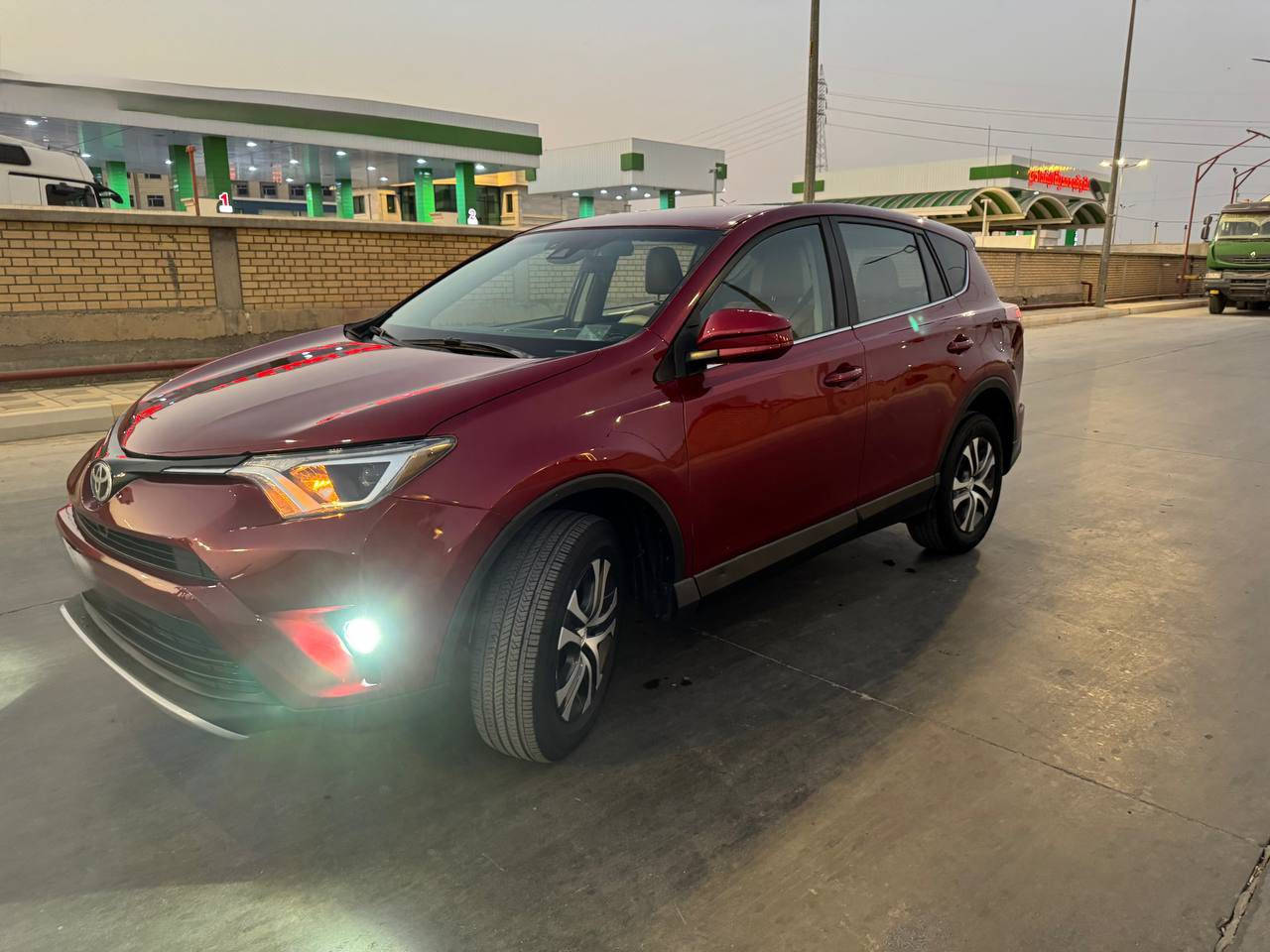 السلام عليكم 
تيوتا راف 4 
موديل 2018 ع ايدي مرقمها 
وارد امريكي حادث جاملغ وبنيد 
مواصفات Le
محرك 2500 تنفس طبيعي 
رادار امامي مع كامرة تحديد مسار
مانع انزلاق  
ناقل حركه اوتو  + manual
مود قياده sport - Eco- normal
تحكم جهتين 
كروس سرعه 
شاشه بلاديه مع كامره خلفيه 
كشنات جلد مشمشي 
تبريد تدفئه تخم تاير + باتري جاهزه 
لايت زنون Led شمسي اوسرام الماني اصلي 
كشافات اماميه Led 
رقم واسط جديد دولي - مكان السياره - الكوت مركز مدينه 
هزه جديده 
باسمي شخصياً 
السياره جاهزه مبيها مصرف السعر ١٦٠ بيها شي بسيط  وماكو راف بهالسعر للاتصال *********** مكاني كوت مركز المدينه.
