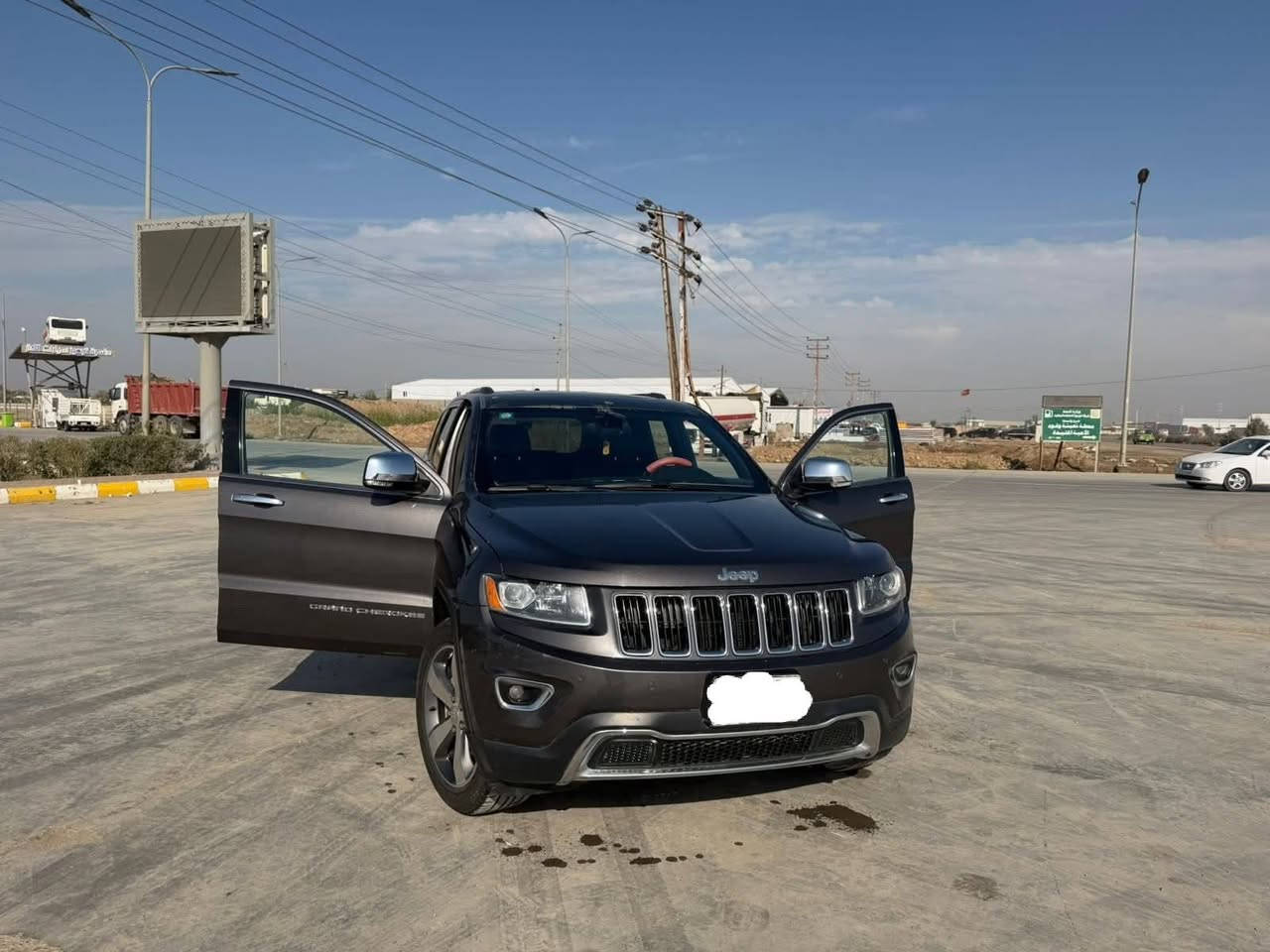 السلام عليكم
السيارة جديدة
بدون صبغ ٣ قطع تبديل اصلي بنيد و جاملغات أمامية تبديل سرقة سونار موجود 

‏JEEP GRAND CHEROKEE 
موديل:   2015
مكينة:     V6 3.6

المواصفــات  1/1
رادار جانبـي نقطة عميـاء رادار خلفـي
كشن حار بارد - كشنات الخلفية هيتـر
كشنات جلد كنتارة
ستيرن هيتـر + كهرباء
نظام توقف اوتـو ستوب
حساسـات امامي خلفي
صندوك كهربائـي
سماعات سستم صـوت
دمام بالصنـدوك
بصمة و تشغيل عن بعـد
كيج الكترونـي
نظام متعدد اوتو للطرق
مري قلاب وشفط

السعر: 205$ 💵 بيها مجال
للاستفسار: ***********
اتصال او واتساب
