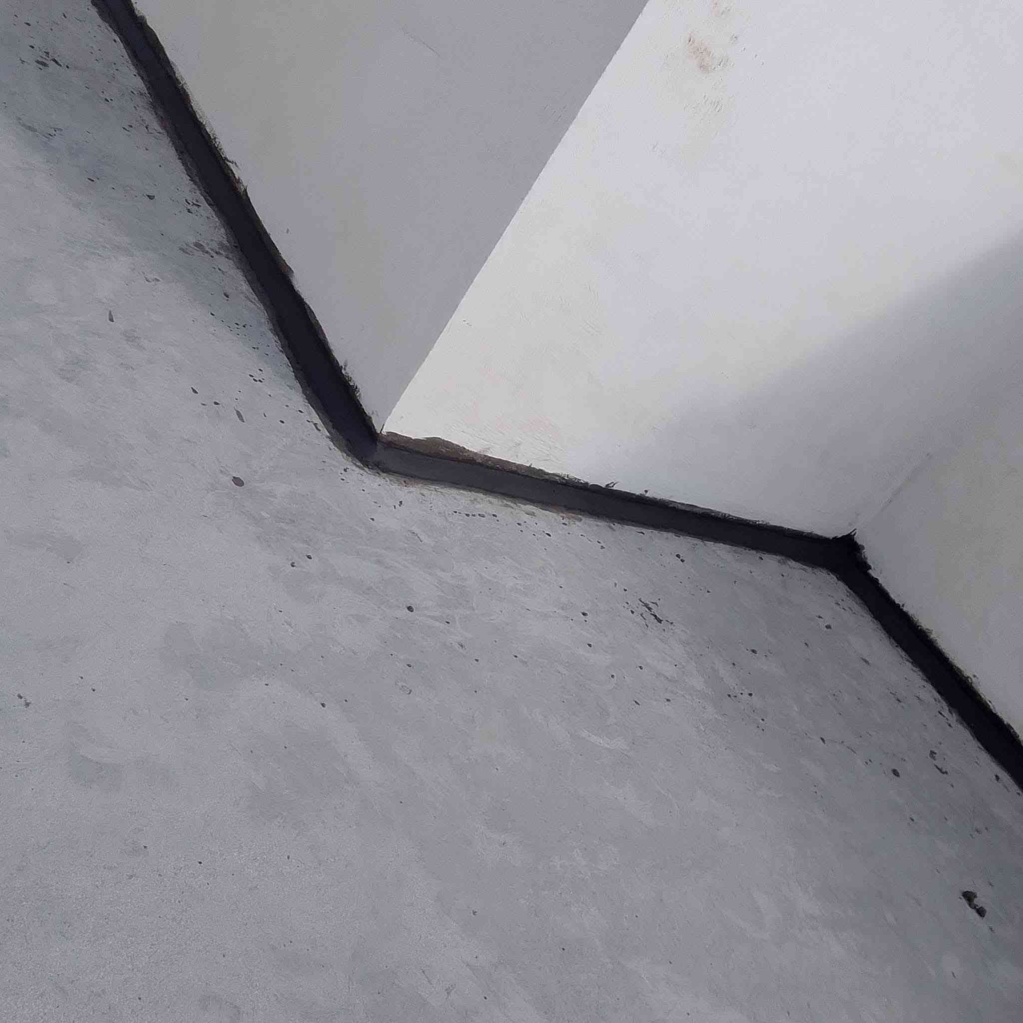 قسط قسط قسط 🔥🔥🔥لحملة بطاقة الرافدين
احمي منزلك بلطرق الحديثه..
عزل الاسطح المطاطي#

هو مادة عازلة مرنة تُستخدم لحماية الأسطح من الماء والرطوبة والحرارة. يتميز هذا النوع من العزل بالمرونة والقدرة على التمدد والانكماش مع التغيرات المناخية، مما يجعله مثاليًا للاستخدام في مختلف الظروف الجوية. 
فوائد العازل المطاطي للأسطح:
الحماية من الماء والرطوبة:
يمنع تسرب المياه إلى داخل المبنى، مما يحافظ على سلامة الهيكل ويحميه من التلف الناتج عن الرطوبة. 
مقاومة الحرارة:
يعكس أشعة الشمس، مما يقلل من ارتفاع درجة حرارة السطح ويحسن من كفاءة الطاقة. 
المرونة:
يتمدد وينكمش مع تغيرات درجة الحرارة، مما يمنع التشققات والتصدعات.
 مراسلة الصفحه 
او الاتصال على الرقم التالي 
***********
