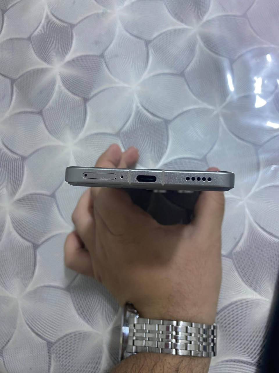 للبيع: شاومي 14T برو – 512GB
 المواصفات:
السعة: 512 جيجابايت
الجهاز سريع وقوي ومناسب للألعاب والاستخدام الثقيل
البطارية: طبيعية 95
الكرتون الأصلي موجود
الشحن: الكيبل فقط
i️ الملاحظات (للأمانة):
أكو بقعة بسيطة بالظهر (فطر)
 حسب البحث، الخلل من التحديث (سوفتوير) مو كسر،  ينحل بتحديث رسمي
 السعر: 450 وقابل للتفاوض المعقول
 المكان: (البصره ابو الخصيب مهيجران )
 التواصل ***********
سبب البيع:احتاج الكامرة الاماميه دائماً

 مواصفات شاومي 14T Pro:
 الشاشة:
شاشة AMOLED مقاس 6.67 إنش
جودة +FHD ودقة ألوان ممتازة
معدل تحديث 120 Hz للونسيان سلسة
 الأداء:
معالج MediaTek Dimensity 9300+
ذاكرة تخزين 512 GB
رام 12 GB وقابل للزيادة حتى 16GB
أداء قوي وسريع للألعاب والتطبيقات الكبيرة
 الكاميرات:
كاميرا خلفية ثلاثية: • رئيسية بدقة 50 MP
• عدسة واسعة جداً
• عدسة تقريب
تصوير فيديو عالي الجودة
 الكاميرا الأمامية:
بدقة 20 MP
 البطارية والشحن:
بطارية 5160 mAh
شحن سريع 120 W
 نظام التشغيل:
MIUI على Android
 إضافات:
مستشعر بصمة تحت الشاشة
مكبرات صوت ستيريو بجودة جيدة
مقاومة رش الماء والعرق
