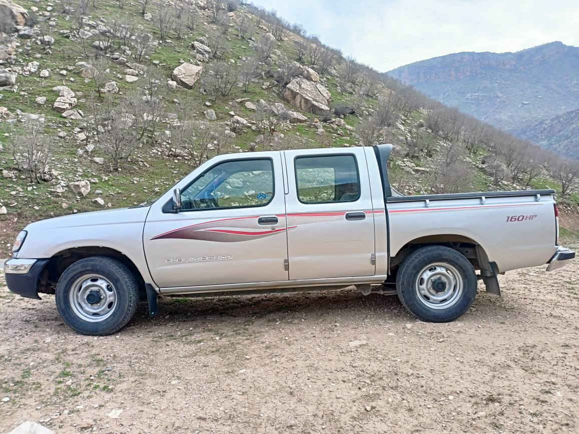 نیسان دەبڵ مۆدیل 2000 ڕەنگ سلڤەر  ئاڕم پلاسیک سلێمانی بەشەرت ، سەیارەکە تابڵێیت جوان و هەیکەلی قوتە ، کامل بۆیاخە لەسەر کاڵ بوونەوە  یەک قرچێکی پێشی هەیە تەنها کەمێک بۆنیتی گرتووە شانسی نەگرتووە ، مووس و بڕانەوەی بەشەرت گێڕ و مەکینە و ئەکسل بەشەرت زۆر بێ مەسرەفە چوار تایەی لۆکی لەژێردایە ، پارەی یەک بڕاوەیەکە نرخی تەنها 69 گەڵاو کەمێک معامەلە .

ژ.م  : ***********
ژ.م  : *********** السليمانية, العراق
