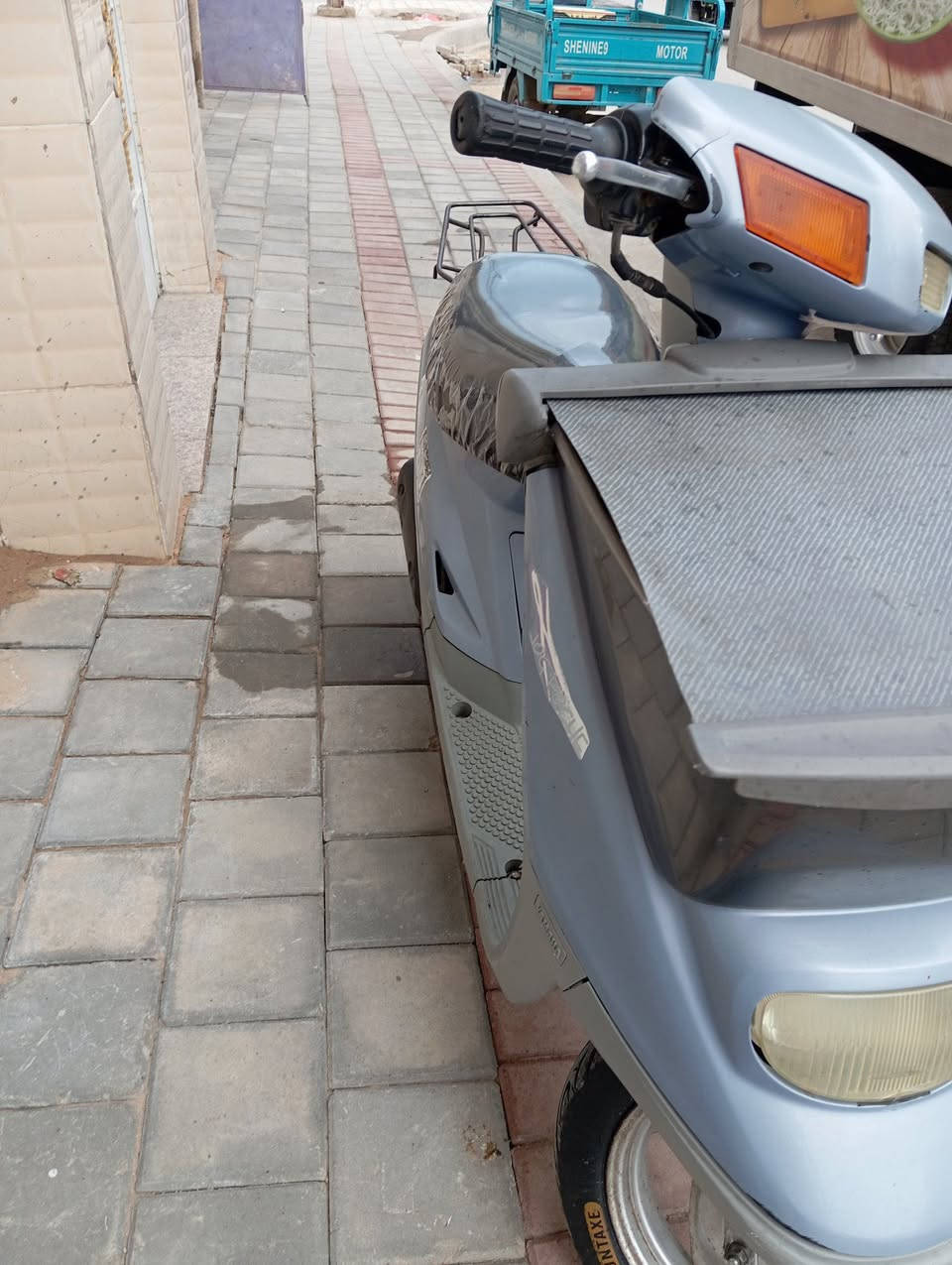 السلام عليكم عندي دراجه 60جديده اي نقص مابيه رمبه ٨اشهر نزلت ٥٥٠ قفل مكاني حي جميله ***********
