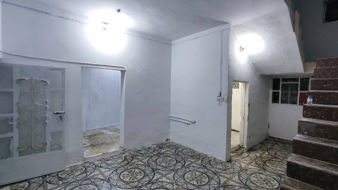 السلام عليكم
البيت للبيع 🏠

الموقع شارع بيت غضيب . الشارع الفرعي تبليط جديد

البيت مكون من استقبال وغرفه ومطبخ وصحيات خارجيه وداخليه ومنور خلفي . 
المساحة 154 متر

السعر      52      وبي مجال

***********
