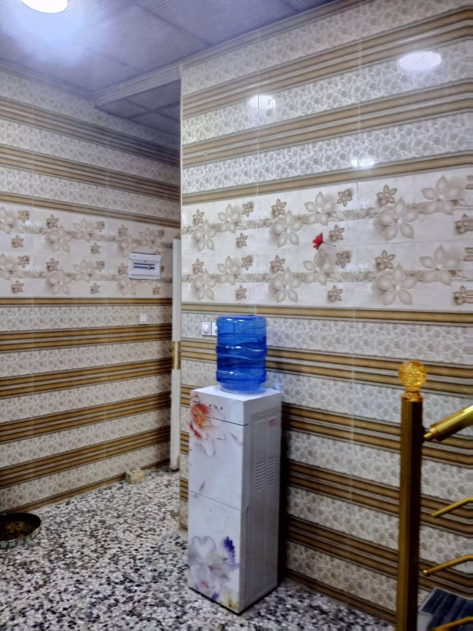 للبيع بيت بالنداء م59قريب على الثانويه السيبرانيه طابق ونص كونكريت مسلح غرفتين صالتين استقبال ومطبخ كامل بدون نقص كاشي سيراميك واتساب***********
