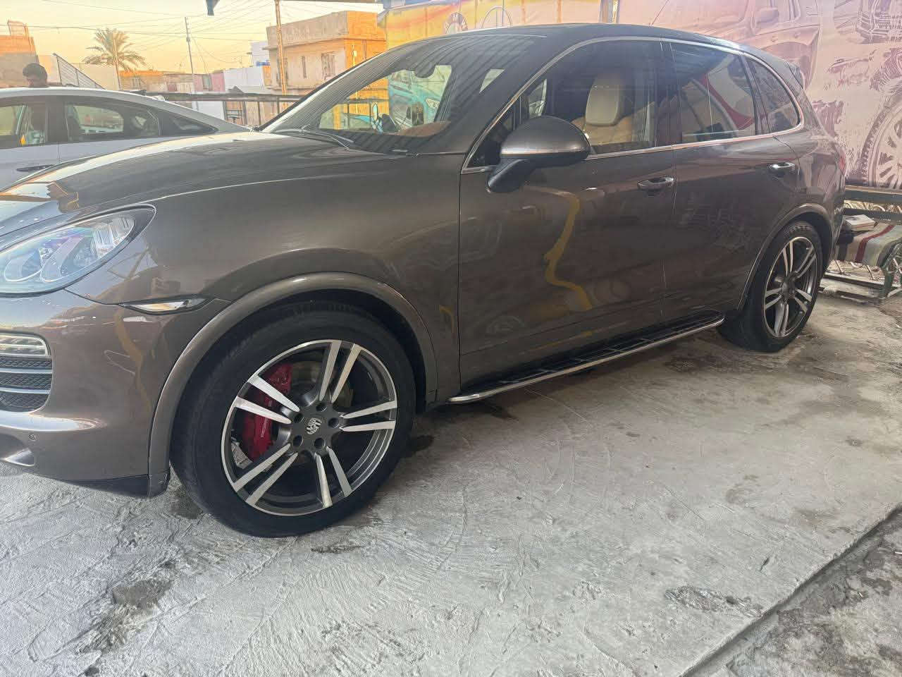 بورش كيان ٢٠١٢ خليجية للبيع جوه سوك مكفولة بيها بارد بدون صبغ سيارة جاهزة بأسمي ٨ سلندر تنفس طبيعي العنوان بغداد الكرادة *********** السعر دفترين
