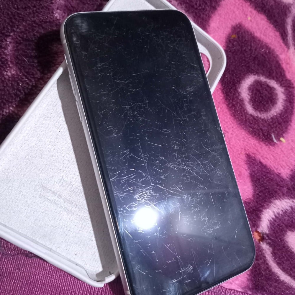 ايفون اكس ار كلشي بلادي بطارية ٨٢ فقط شخوط خفيفه بل شاشة وسماعات الجوة وحدة منهن ماعرف شبيهه وكفت بطارية بلادية يعني يصرف شحن مو تجيني تكلي ليش يصرف لان بطارية بلادية وبقيه جهاز كلشي مابي